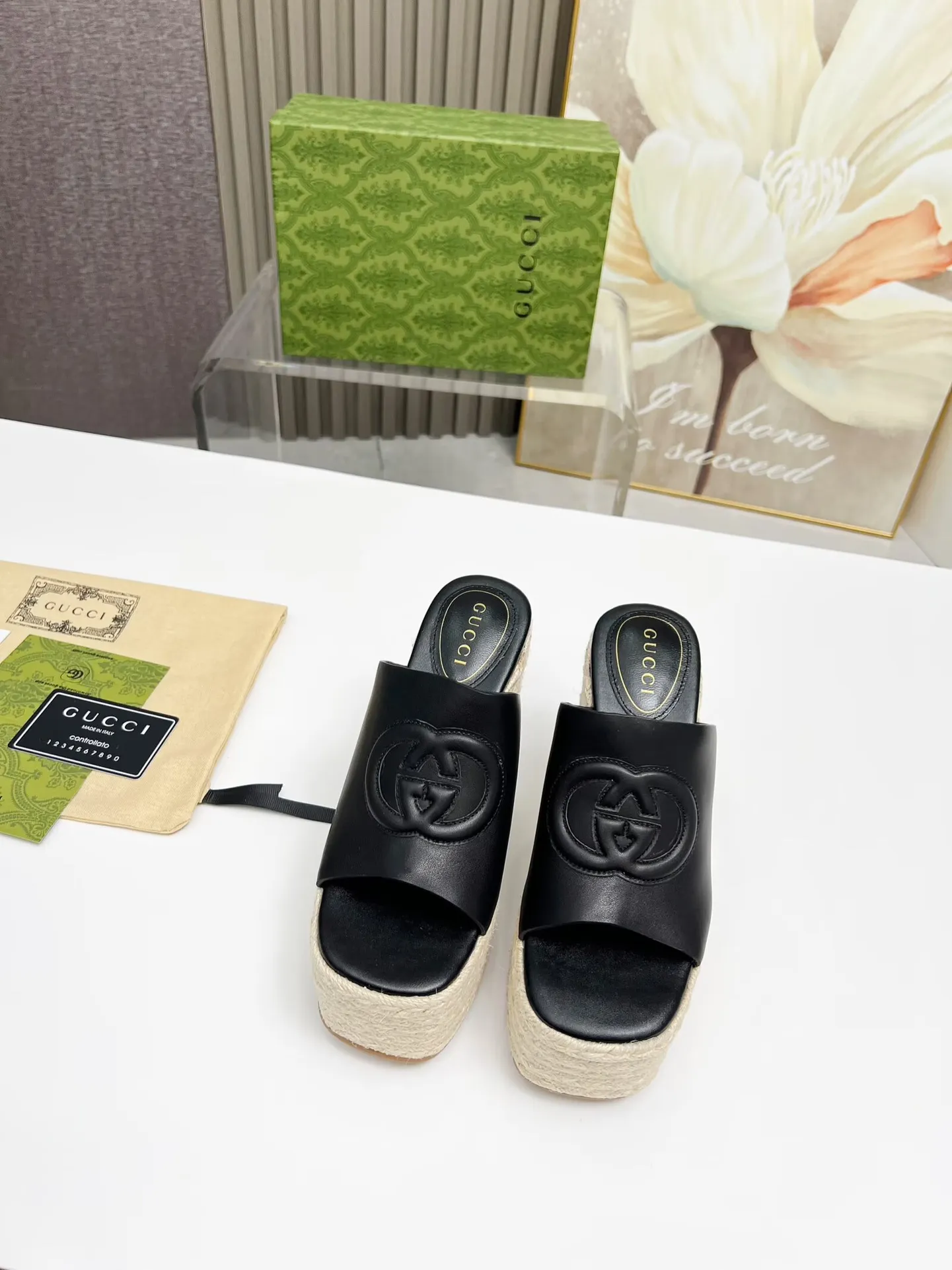 👟👟Ex-factory price 460👟👟 Gucci's new slippers, fashionable, high-end and full of personality✅ Very stable, comfortable and durable for daily use, convenient and unique for daily matching, a must-have classic for summer, the upper is made of GUCCI brand stitching Fabric: cowhide Lining/foot pad: sheepskin Water platform height: 11cm Color: black, white, brown Code number: 35-42 (41 and 42 need to be customized) Packaging: Comes with cloth bag and card.